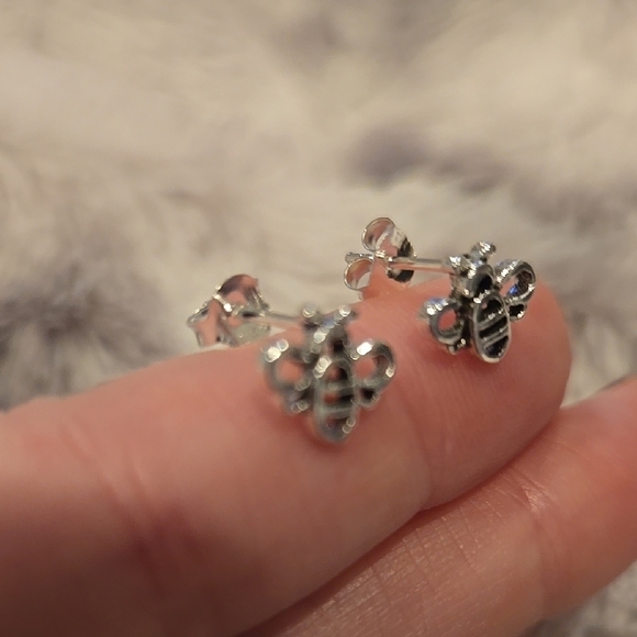 Sterling Silver Honey Bee Stud Earrings Brand New In Box - Picture 3 of 4